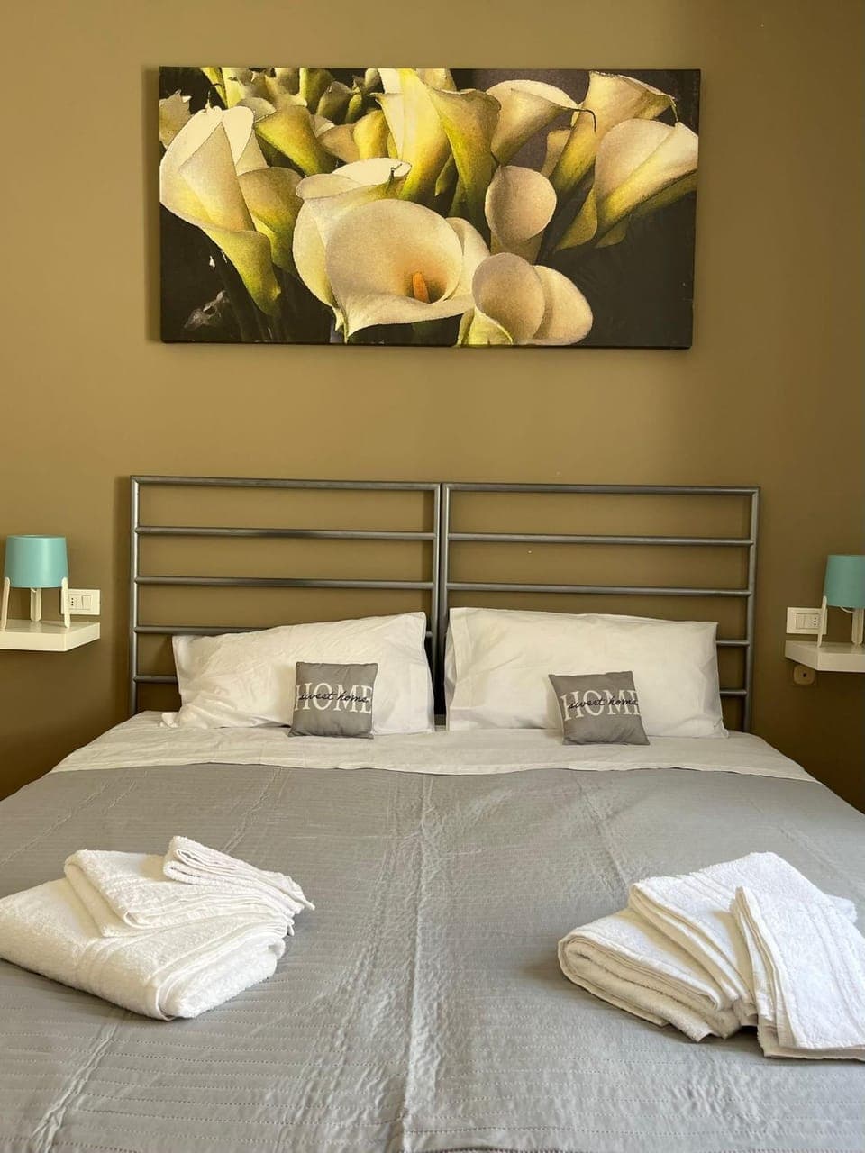 Bed, Photo of the whole room, Decorative detail, Bedroom, towels