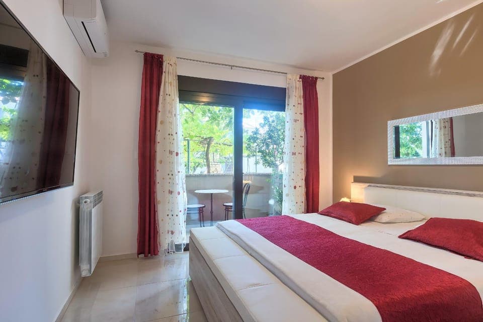 Bed, TV and multimedia, Bedroom, air conditioner