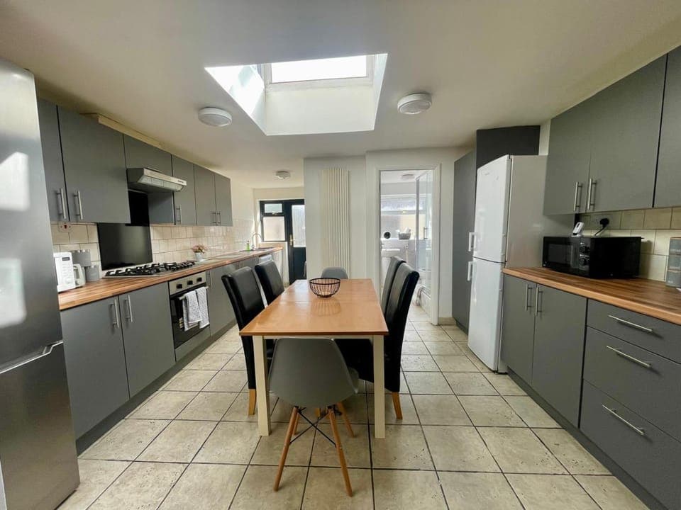 Kitchen or kitchenette, Dining area, oven