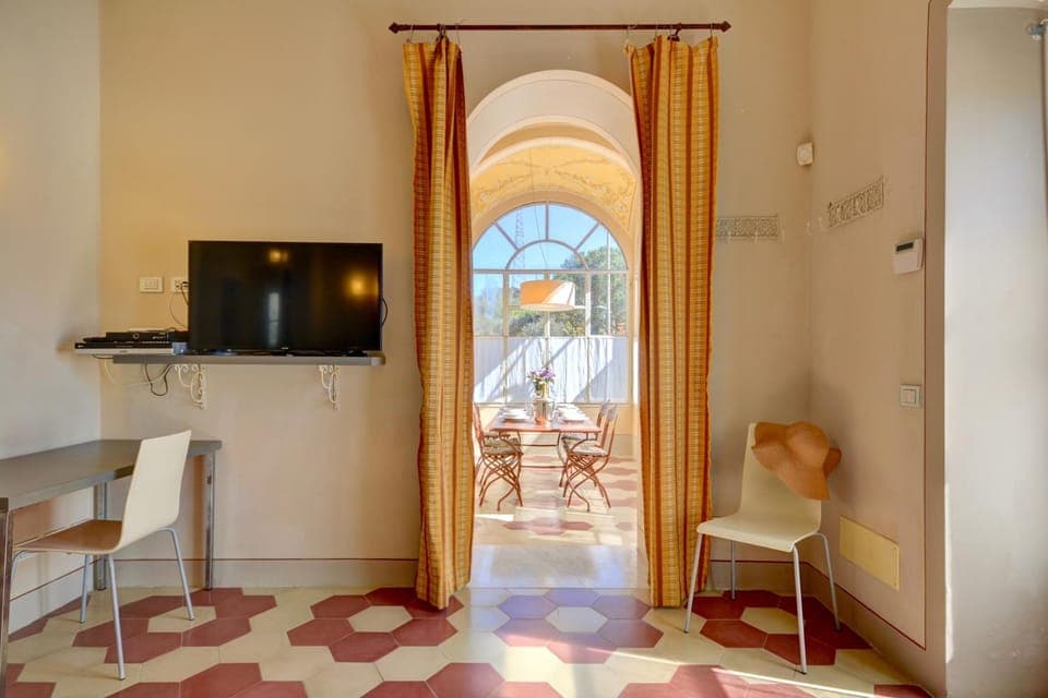 TV and multimedia, Living room, Seating area, Dining area