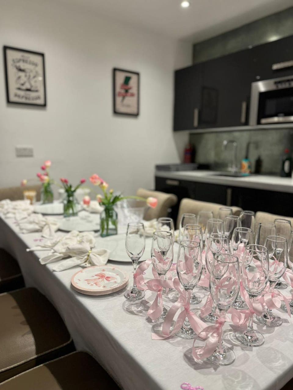 Kitchen or kitchenette, Food and drinks, Dining area, Food, Drinks, Alcoholic drinks