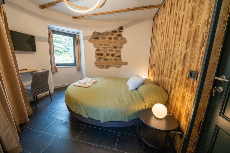 Bed, TV and multimedia, Bedroom