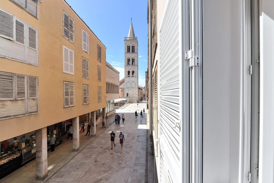 Day, Neighbourhood, City view, Street view, Location