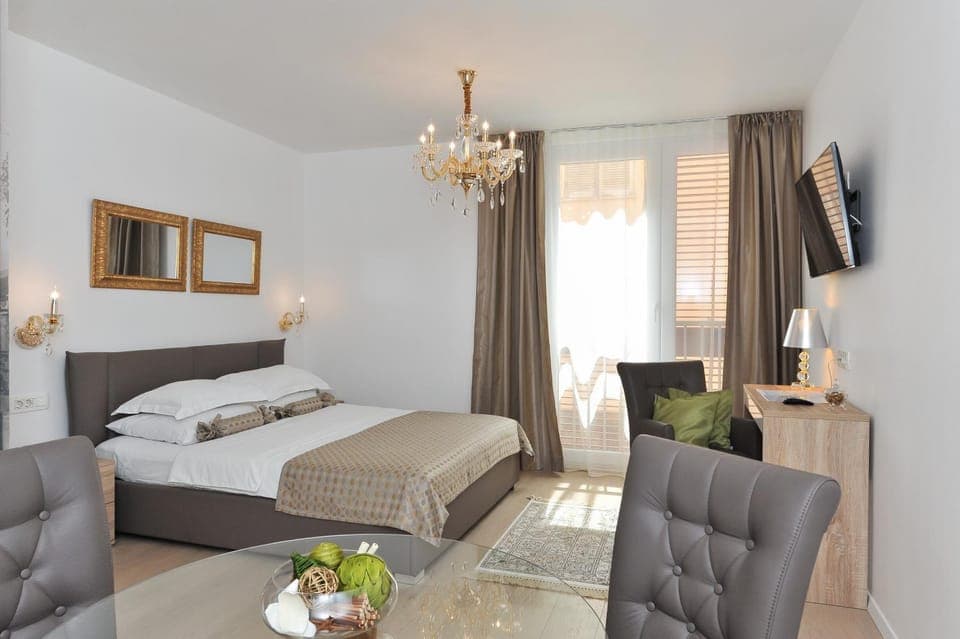 Seating area, Dining area, Bedroom
