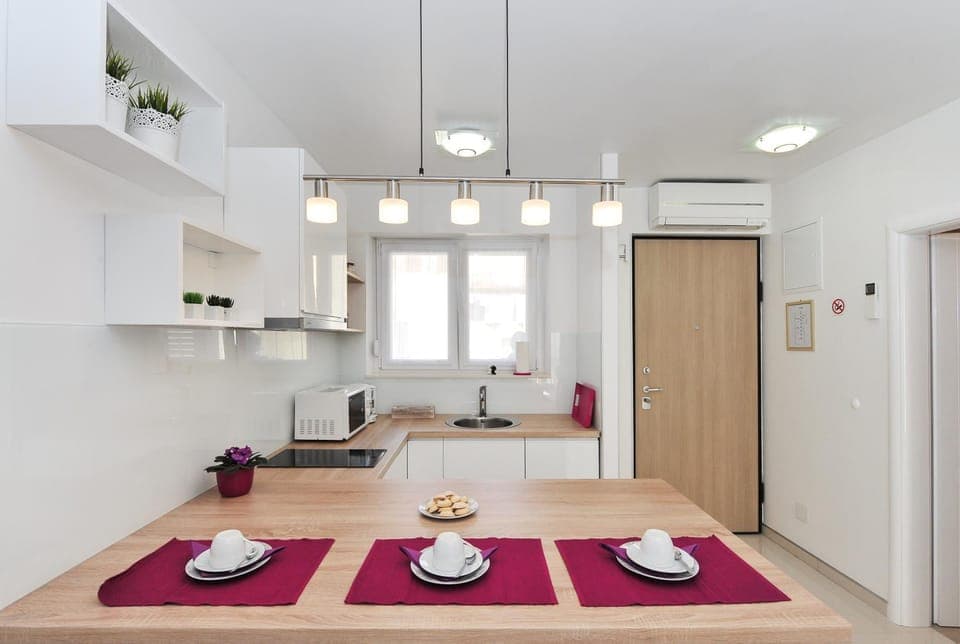 Kitchen or kitchenette, Dining area