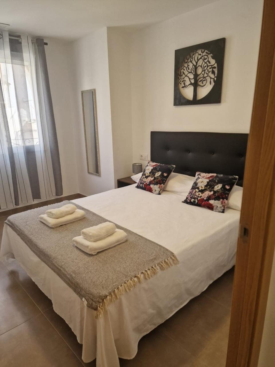 Photo of the whole room, Bedroom, towels