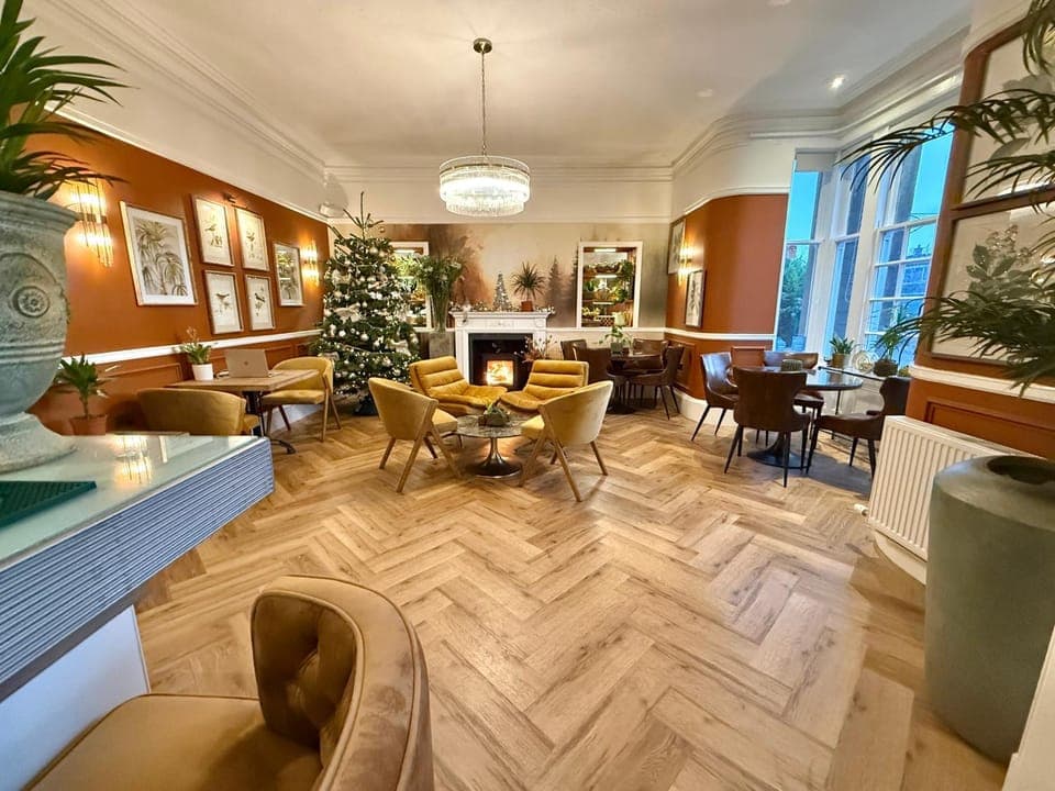 Restaurant/places to eat, Lounge or bar