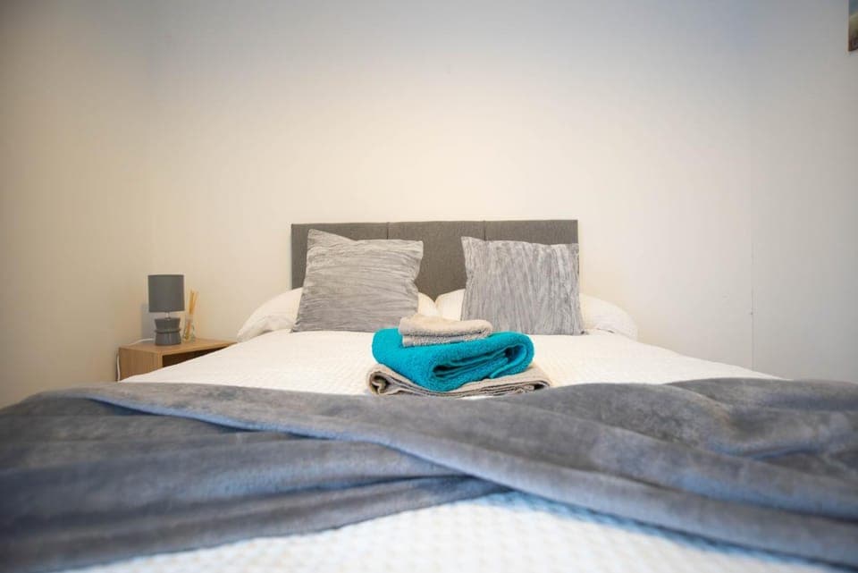 Bed, Bedroom, towels