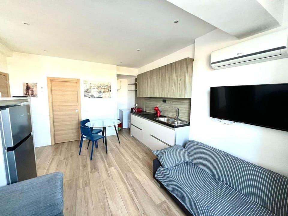 TV and multimedia, Kitchen or kitchenette, Living room, Dining area, minibar, pet friendly, air conditioner