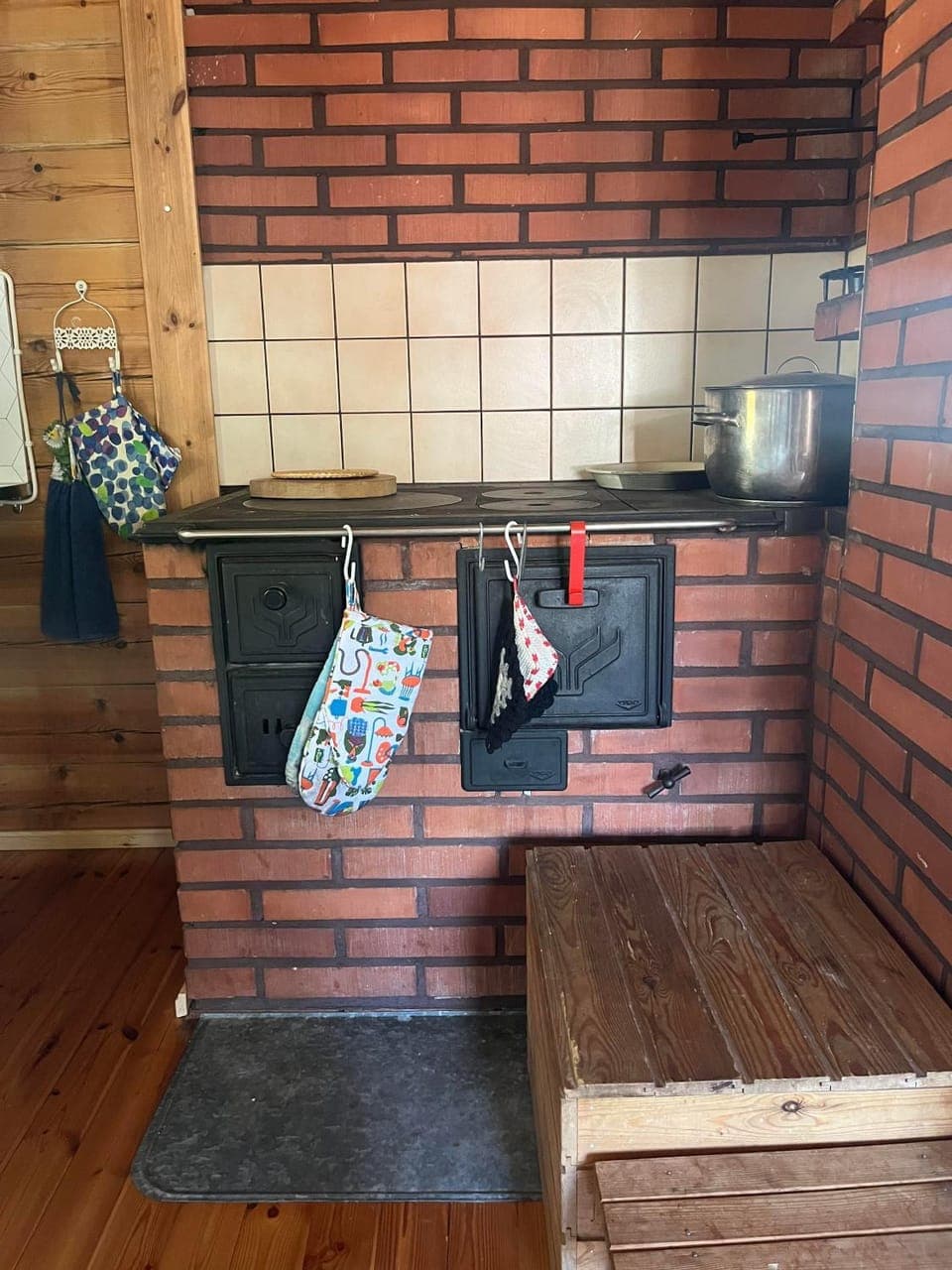 Kitchen or kitchenette, oven, stove