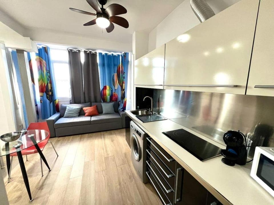 TV and multimedia, Kitchen or kitchenette, Living room, Seating area, stove