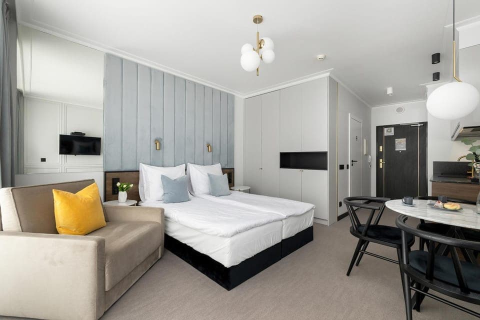 Bed, TV and multimedia, Kitchen or kitchenette, Living room, Photo of the whole room, Seating area, Dining area, Bedroom