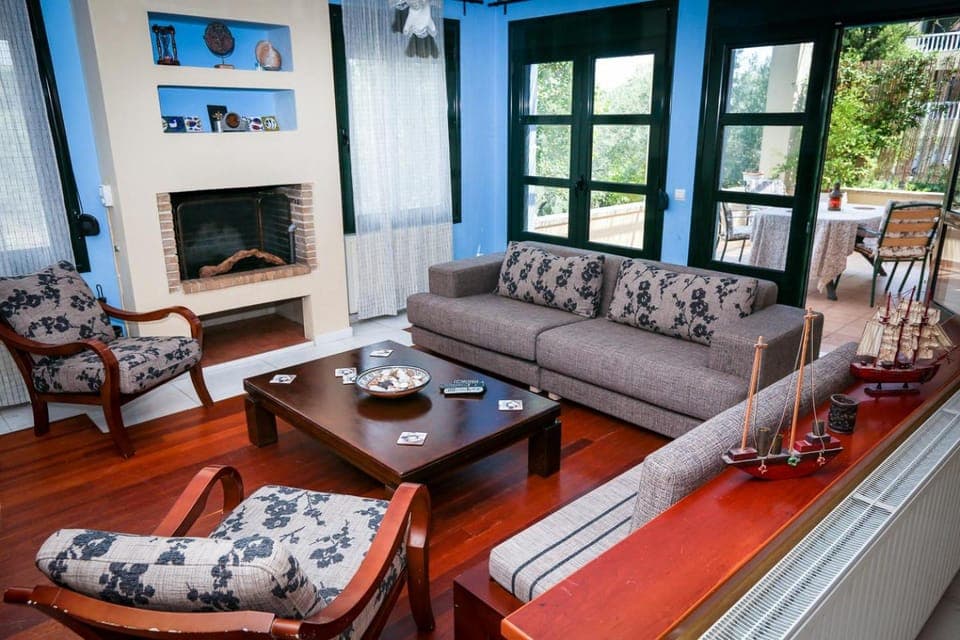 Living room, Photo of the whole room, Seating area, fireplace