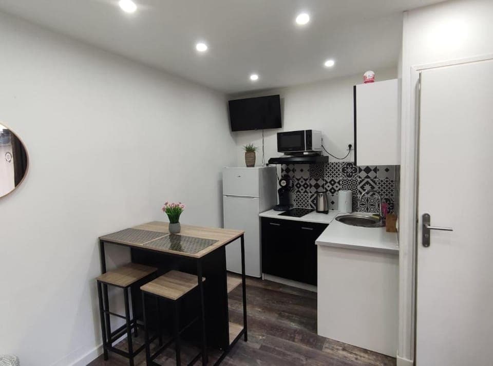 Kitchen or kitchenette, stove