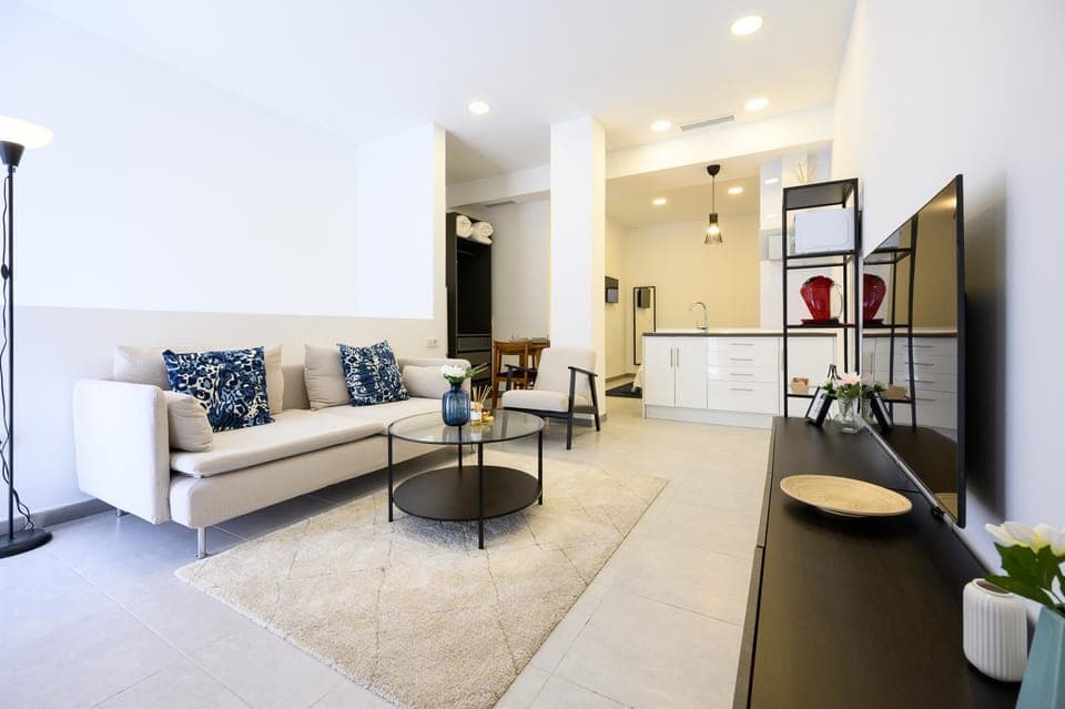 TV and multimedia, Coffee/tea facilities, Kitchen or kitchenette, Living room, Dining area, City view