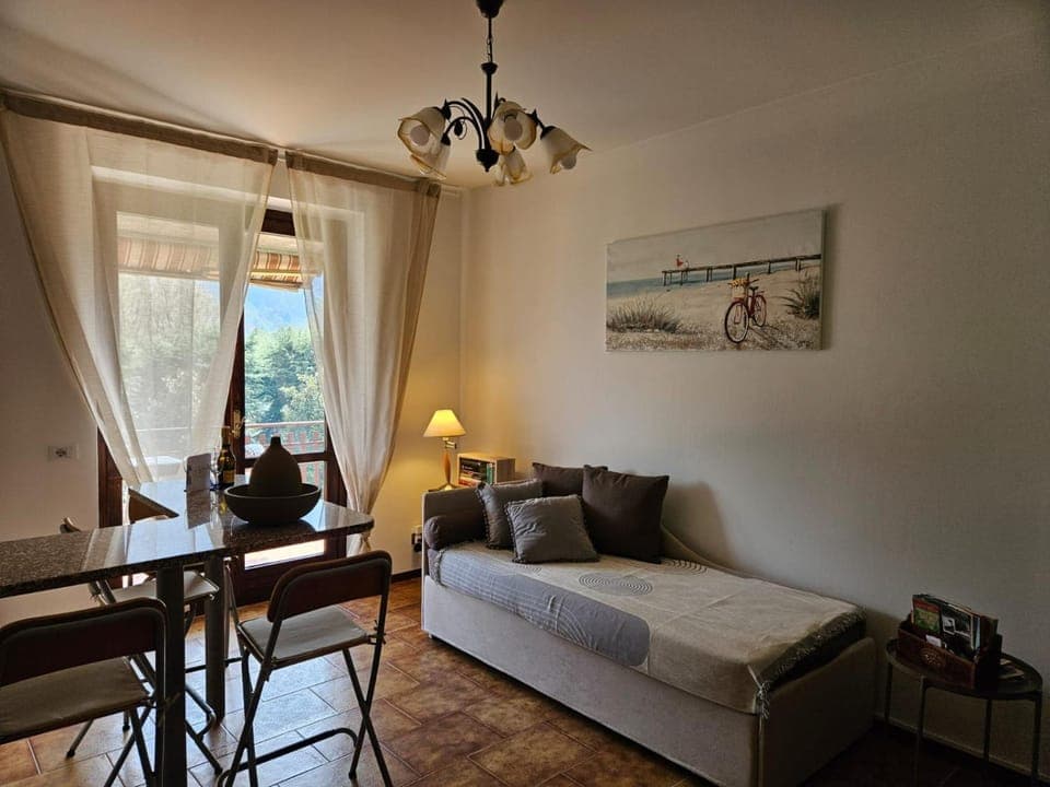 Bed, Living room, Photo of the whole room, Seating area, Dining area, Bedroom