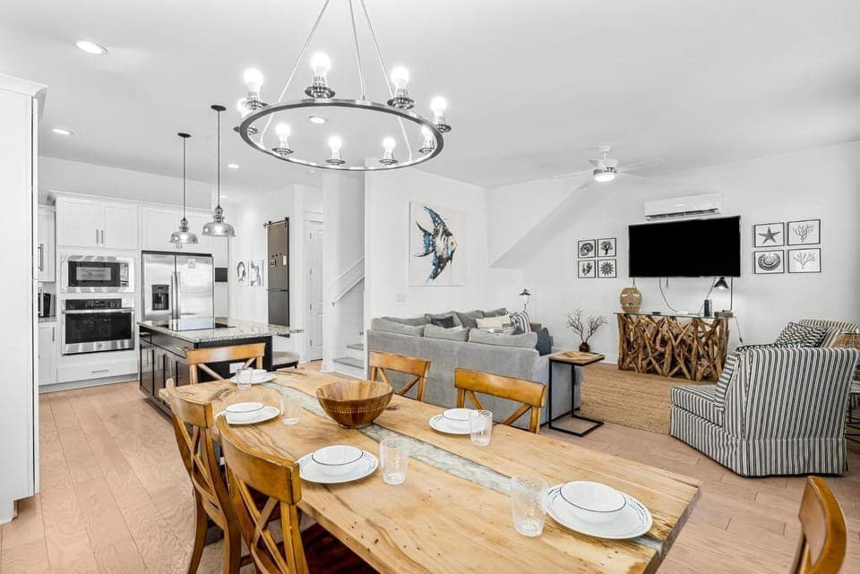 TV and multimedia, Kitchen or kitchenette, Living room, Seating area, Dining area