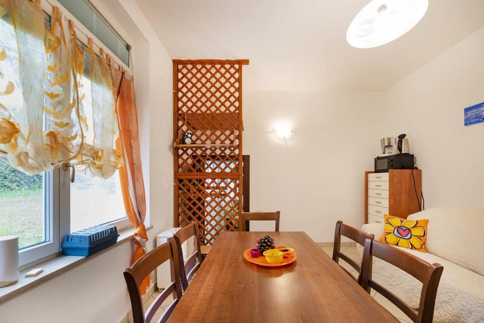 Living room, Food and drinks, Seating area, Dining area, Food