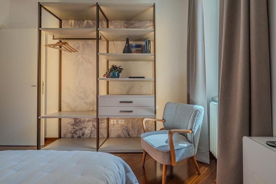 Photo of the whole room, Bedroom, wardrobe