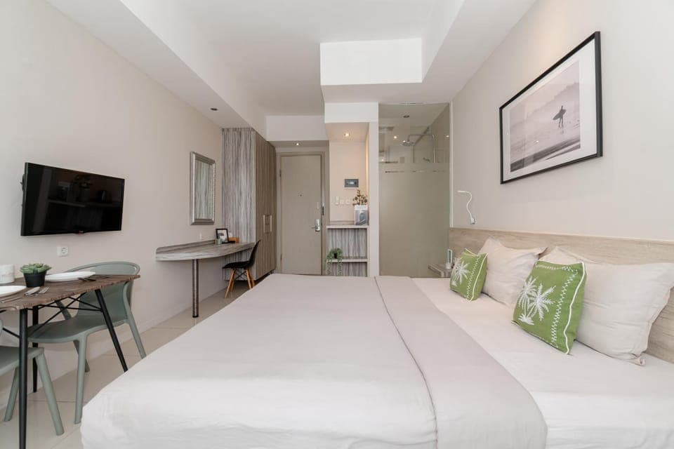 Bed, TV and multimedia, Photo of the whole room, Bedroom