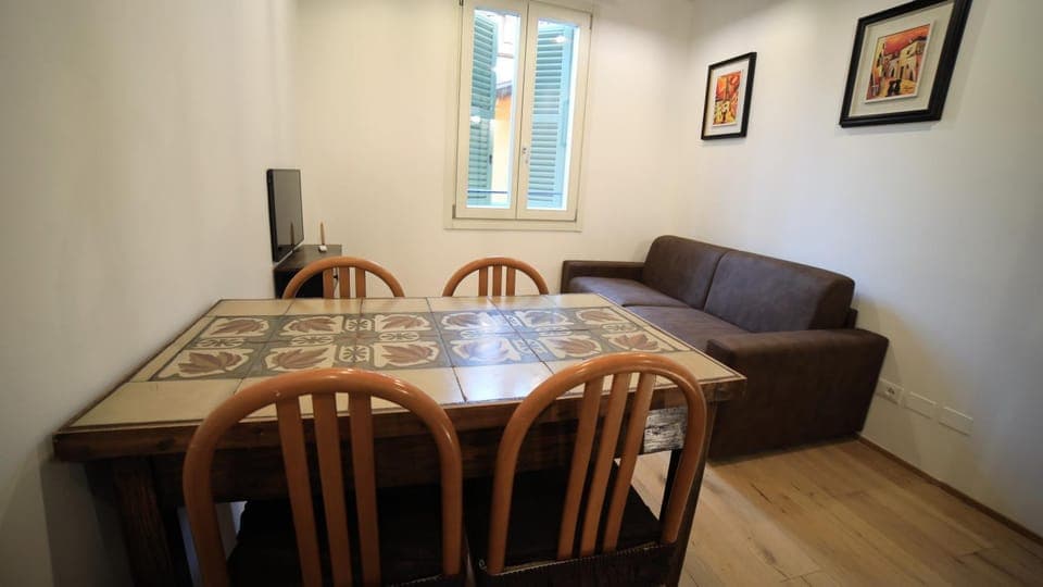 TV and multimedia, Living room, Seating area, Dining area