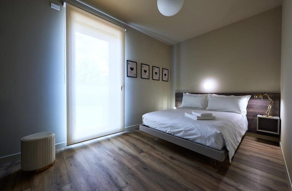 Bed, Photo of the whole room, Bedroom, towels