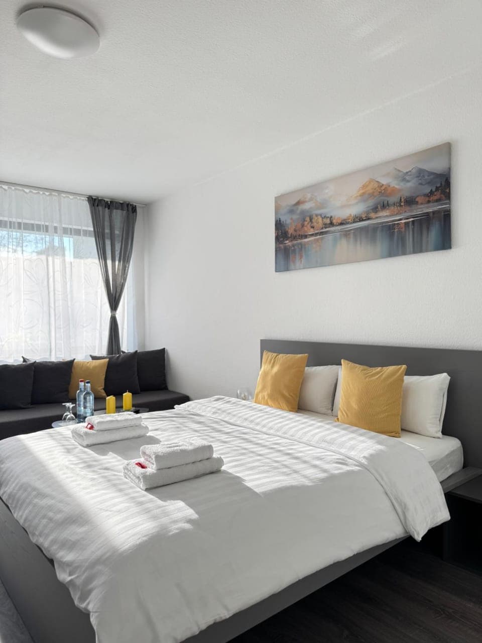 Bed, Living room, Photo of the whole room, Seating area, Bedroom, towels