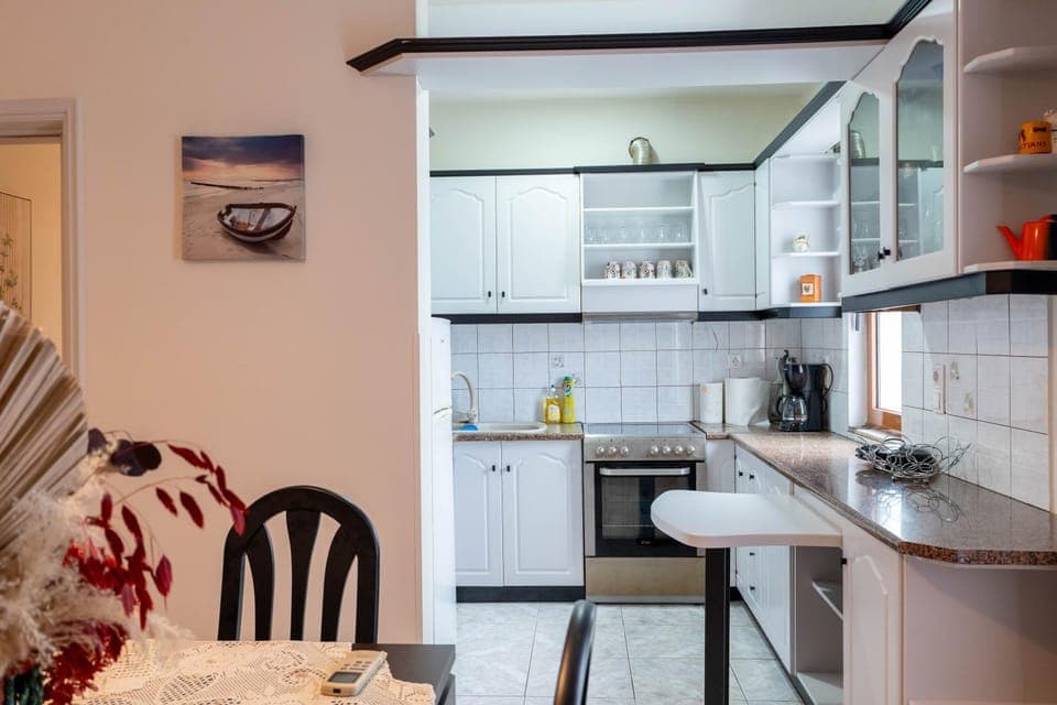 Coffee/tea facilities, Kitchen or kitchenette, Dining area, dishwasher, minibar, oven, stove, toaster