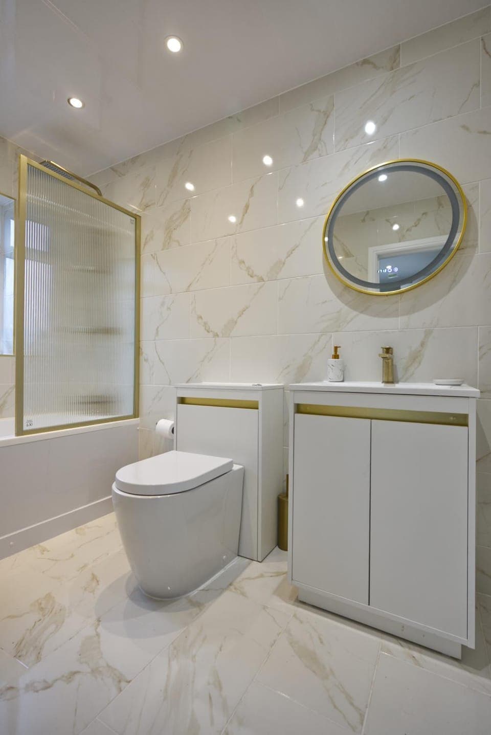 Shower, Toilet, Bathroom, Bath, hair dryier