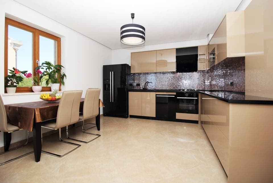 Kitchen or kitchenette, Dining area