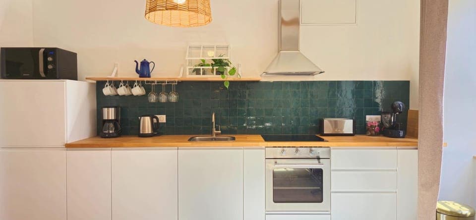 Coffee/tea facilities, Kitchen or kitchenette, stove, toaster