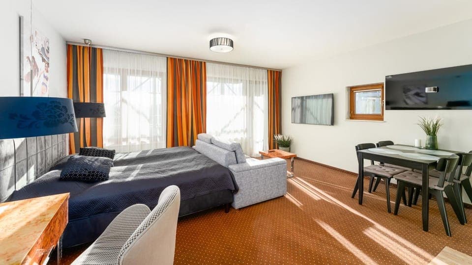 Bed, TV and multimedia, Photo of the whole room, Seating area, Dining area