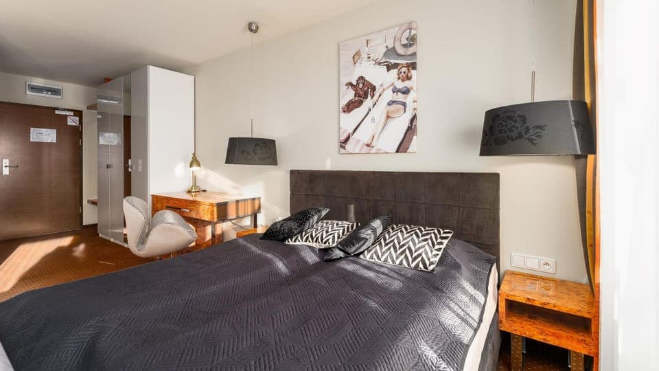 Bed, Photo of the whole room, Seating area, wardrobe