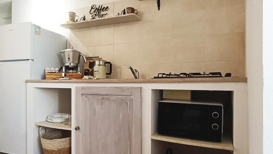 Coffee/tea facilities, Kitchen or kitchenette, oven, stove