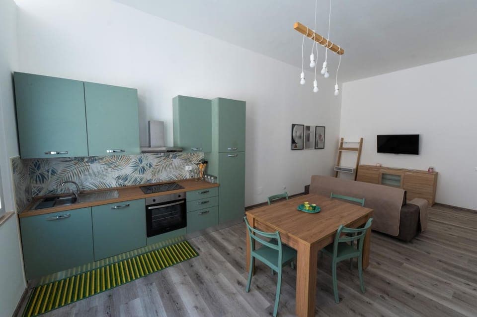 TV and multimedia, Kitchen or kitchenette, Living room, Dining area, oven, stove