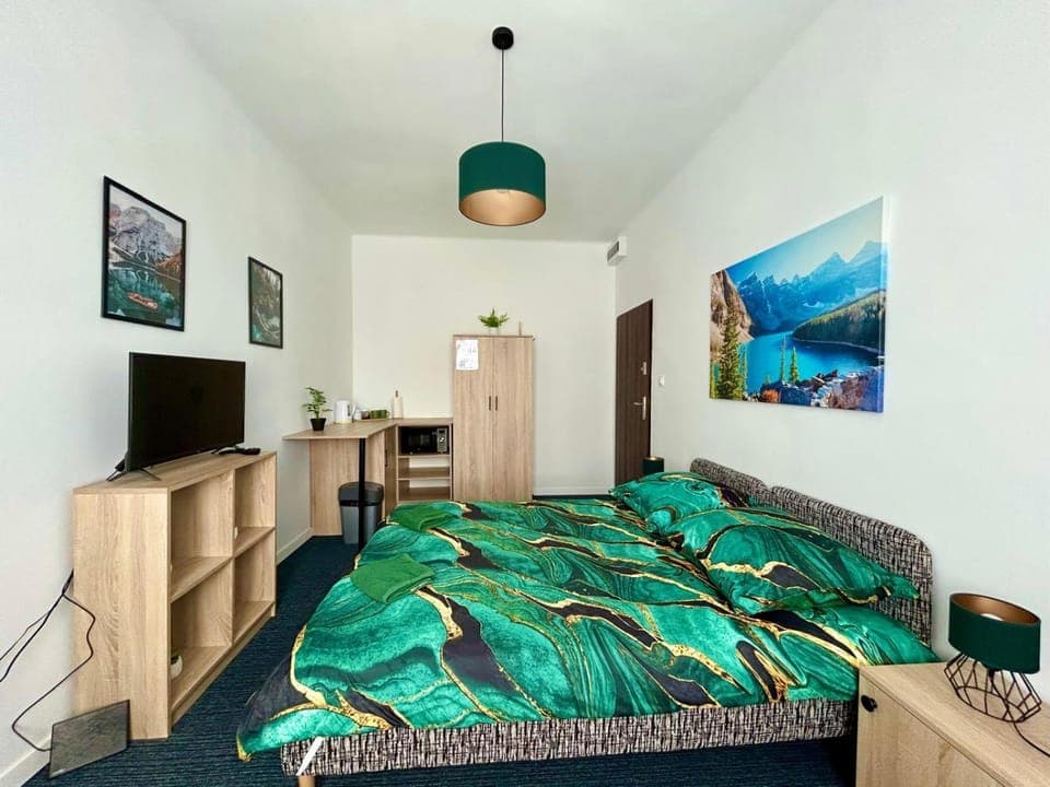 Bed, TV and multimedia, Photo of the whole room, Bedroom