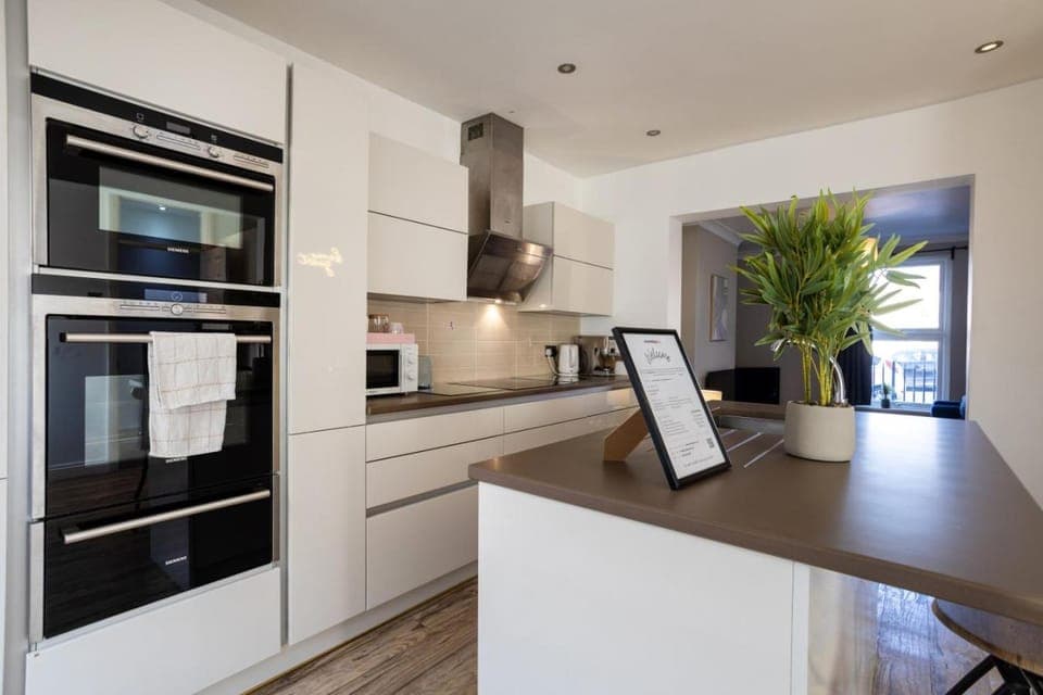 Kitchen or kitchenette, Dining area, stove, toaster