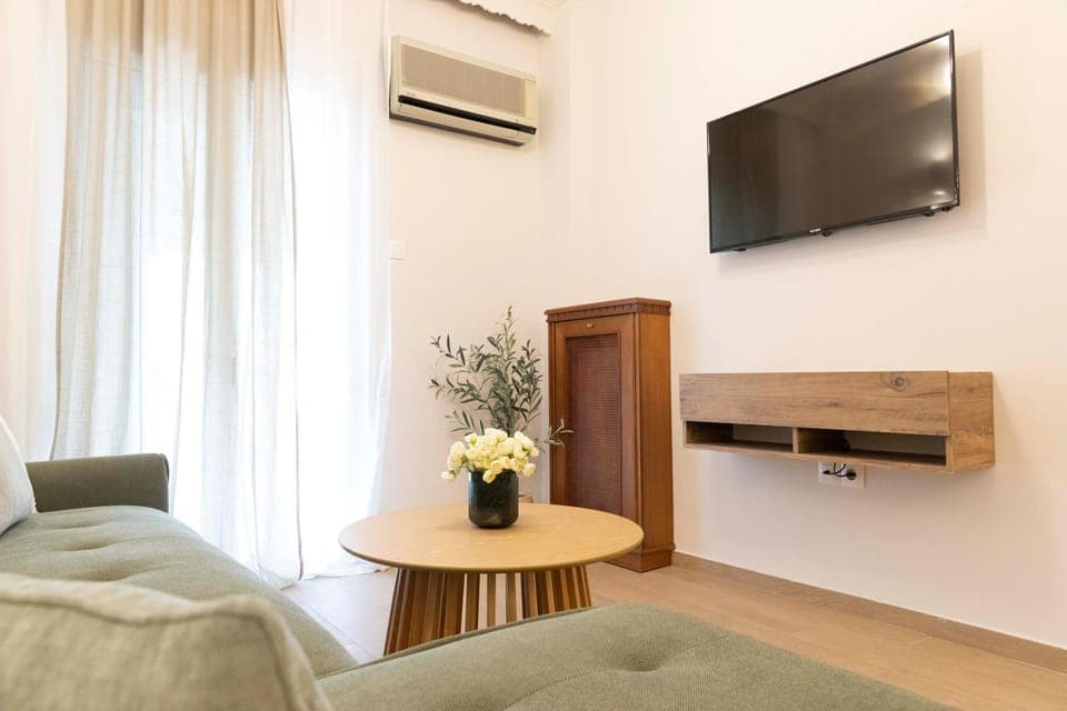 Communal lounge/ TV room, TV and multimedia, Living room, Seating area, Evening entertainment, air conditioner