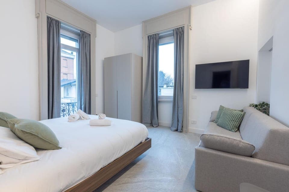 Bed, TV and multimedia, Photo of the whole room, Bedroom, towels