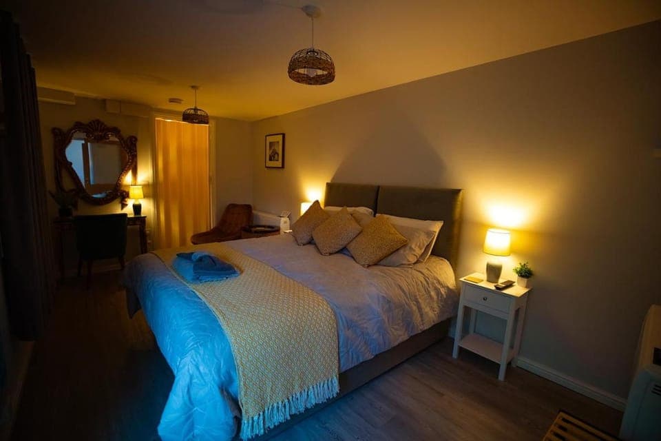 Bed, Photo of the whole room, Bedroom