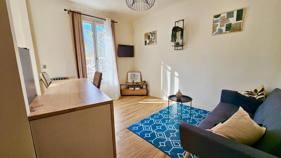 TV and multimedia, Living room, Lounge or bar, Seating area, Dining area