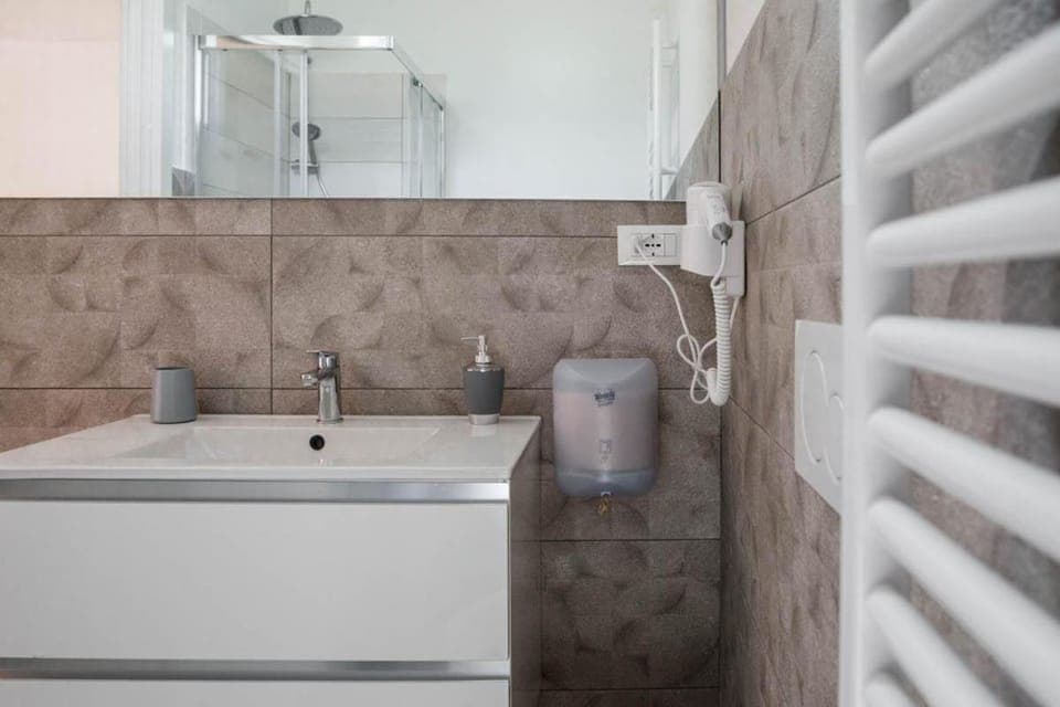 Shower, Toilet, Bathroom, bidet, heating, internet, towels