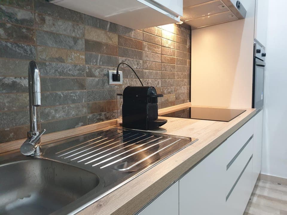 Kitchen or kitchenette, minibar, stove