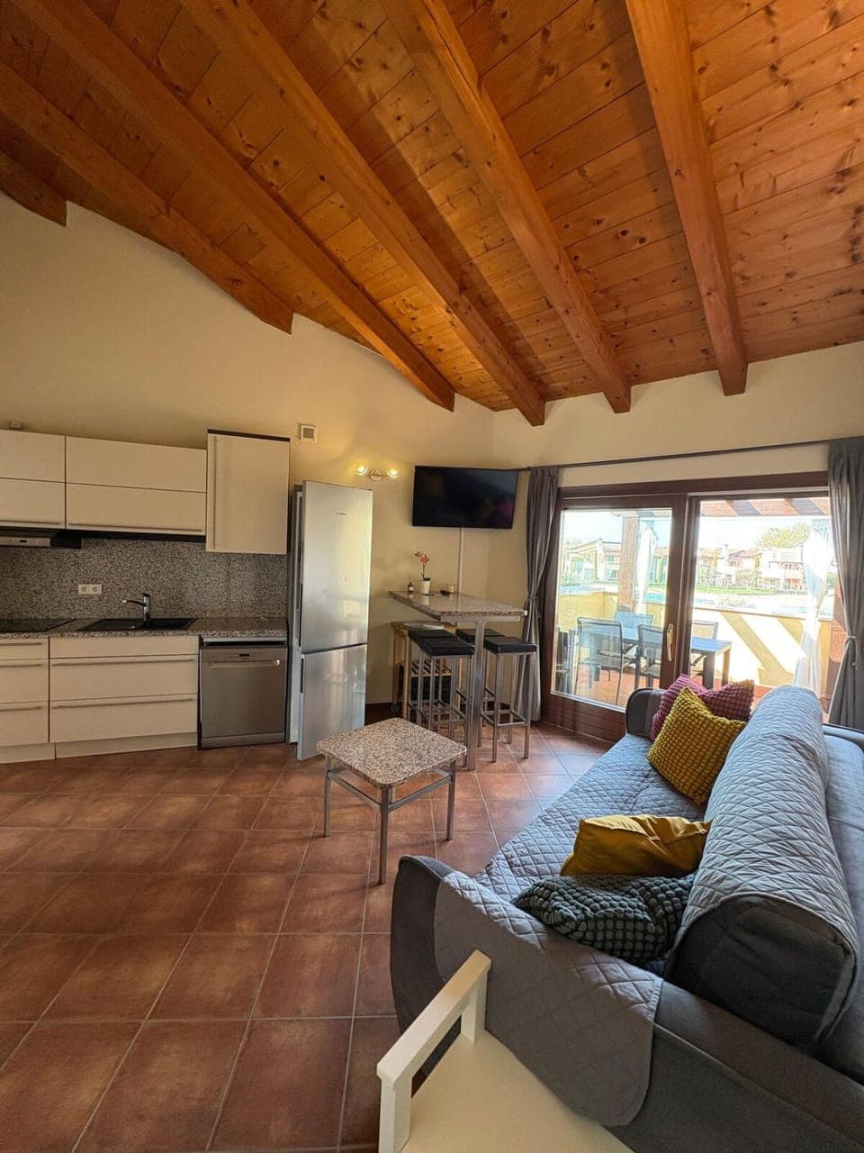 TV and multimedia, Kitchen or kitchenette, Living room, Dining area, dishwasher, stove