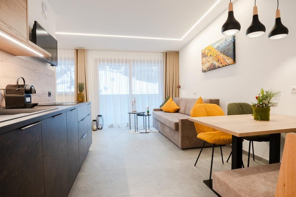 Kitchen or kitchenette, Living room, Seating area, Dining area, stove