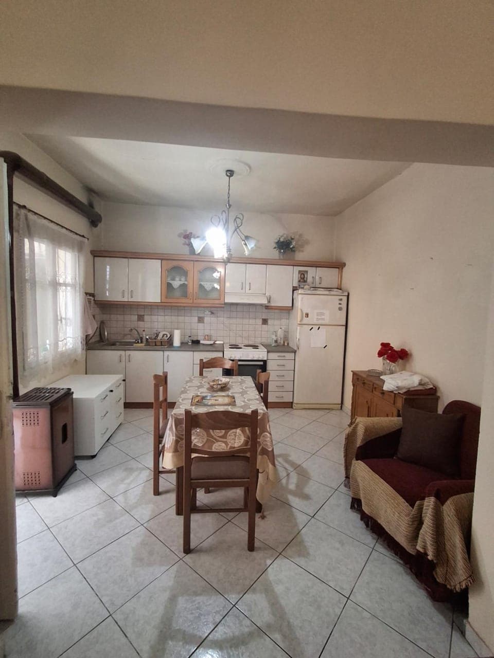 Kitchen or kitchenette, Seating area, Dining area, minibar, oven, stove