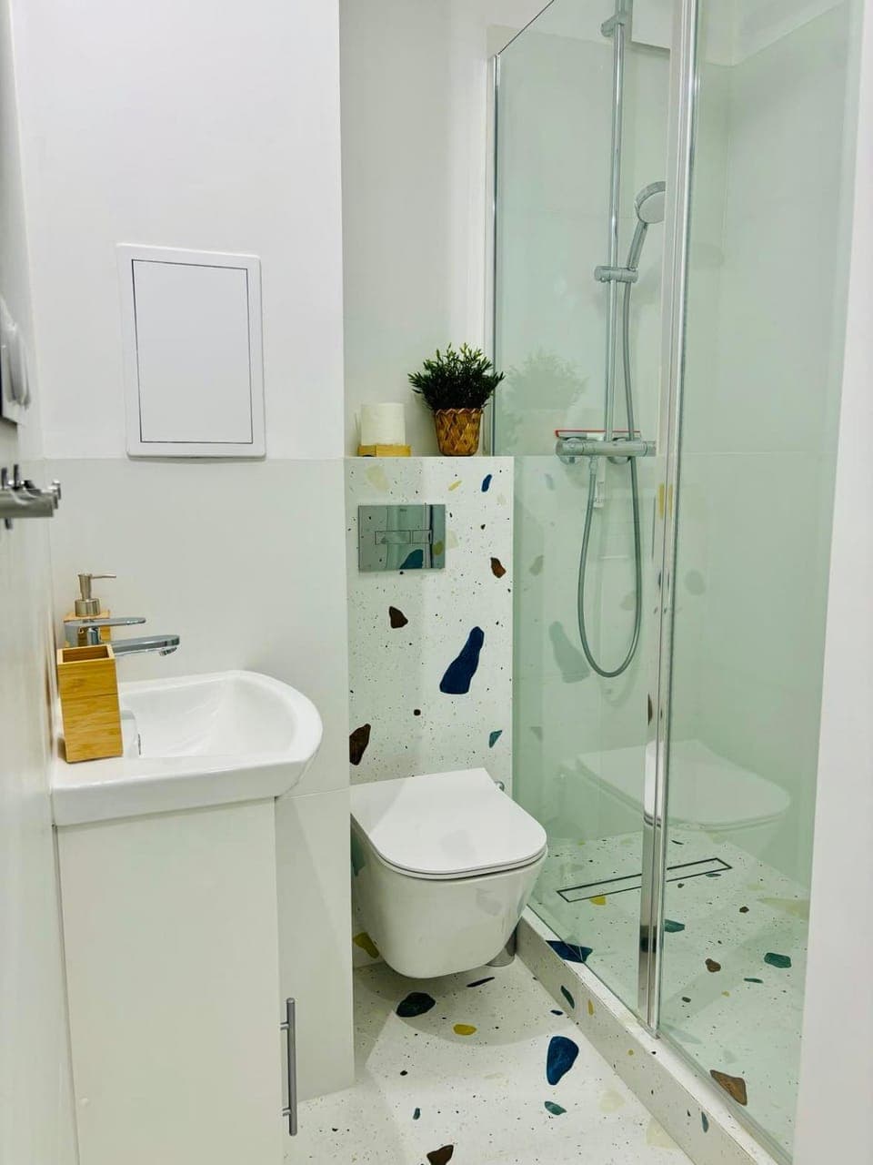 Shower, Toilet, Bathroom, towels