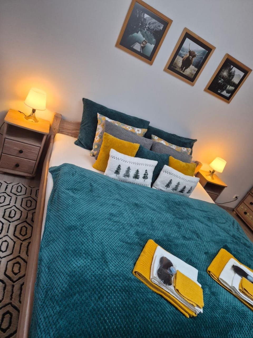 Bed, Bedroom, towels