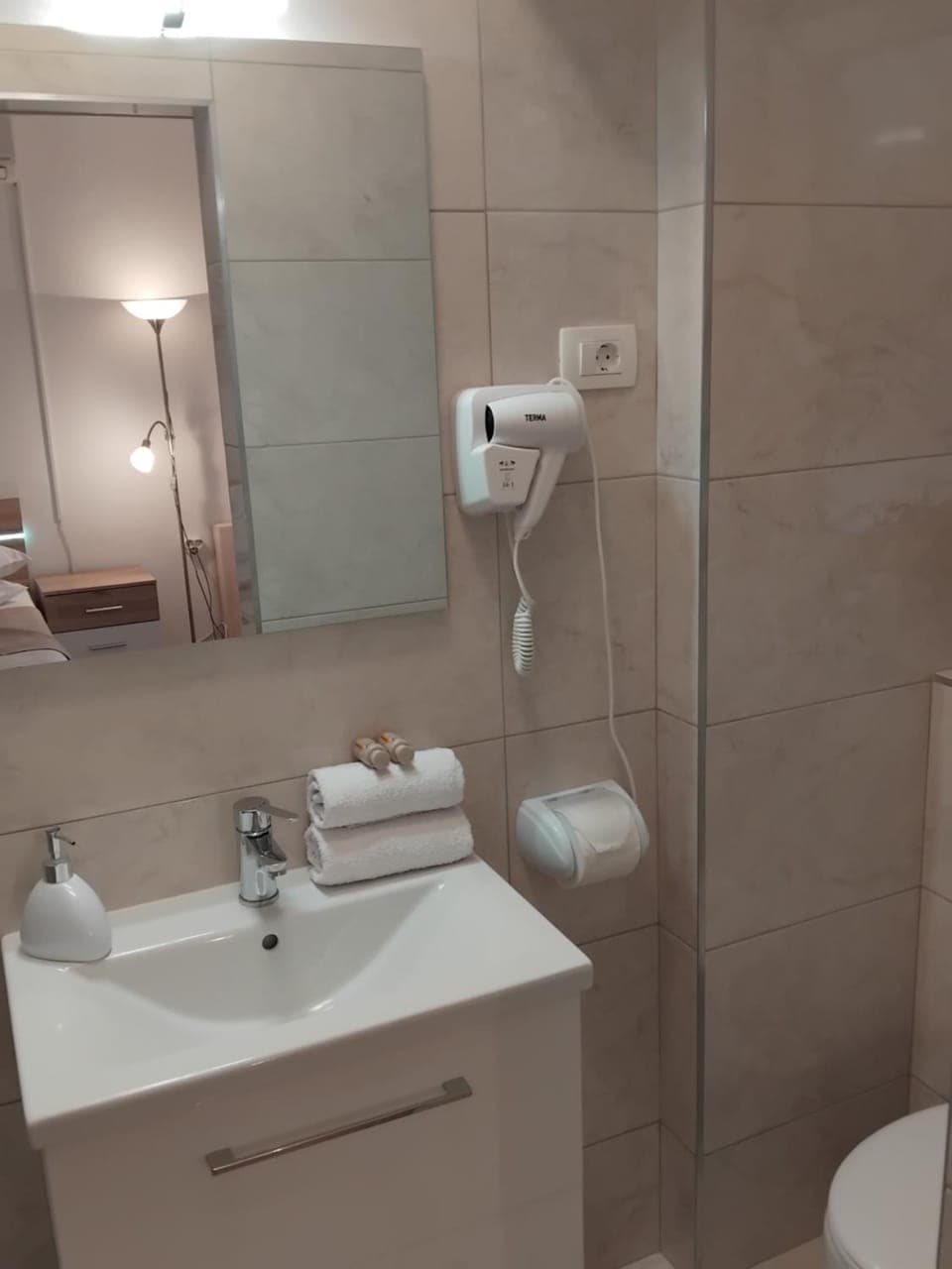 Shower, Toilet, Bathroom, heating, towels