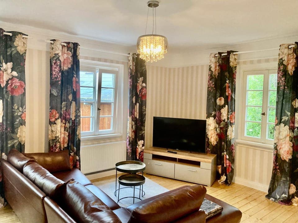 Communal lounge/ TV room, TV and multimedia, Living room, Seating area, Evening entertainment